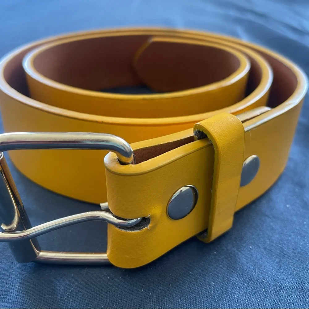 Yellow leather belt - Picture 1 of 4